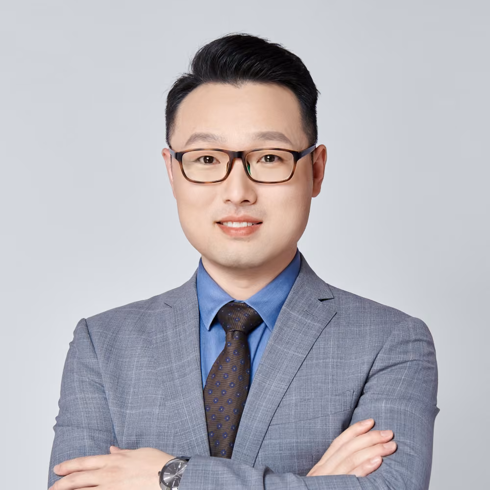 I am Xiong. I am wearing a suit.