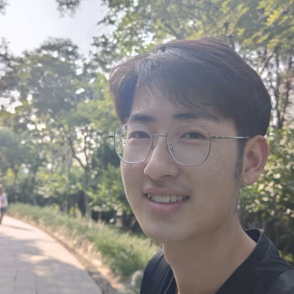 I am Mingrui. I am wearing a black t-shirt.